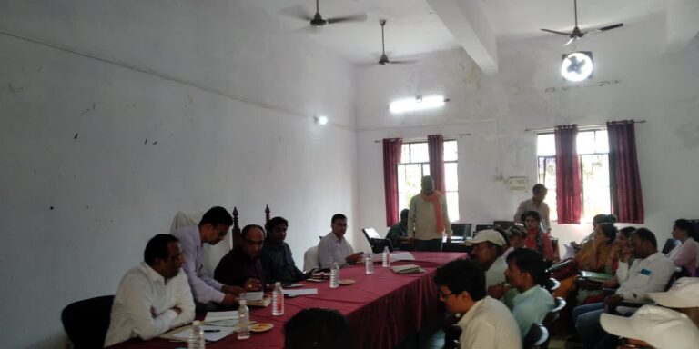 नगर पंचायत के चुनाव के मद्देनजर मतदाता सूची पुनरीक्षण को लेकर बैठक।