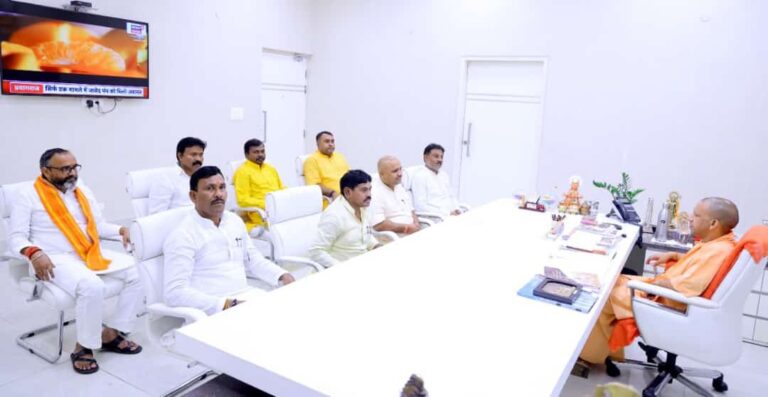 नमामि गंगे परियोजना में पारे के निस्तारण को लेकर सीएम से मिले दुद्धी विधायक।