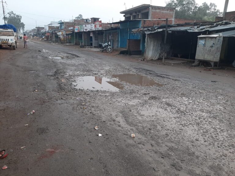 खस्ता हाल रोड से पैदल चलना हुआ मुश्किल।