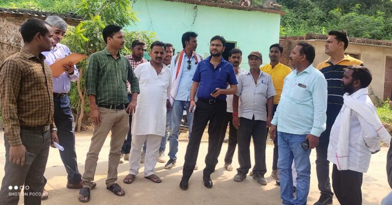 डाला नगर पंचायत के वार्डों में हो रहे निर्माण कार्य को लेकर अपर जिलाधिकारी ने किया निरीक्षण।