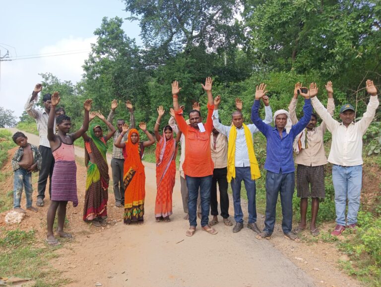 श्रमिक ग्रामीणों की मजदूरी का भुगतान न होने से आक्रोश, प्रदर्शन।