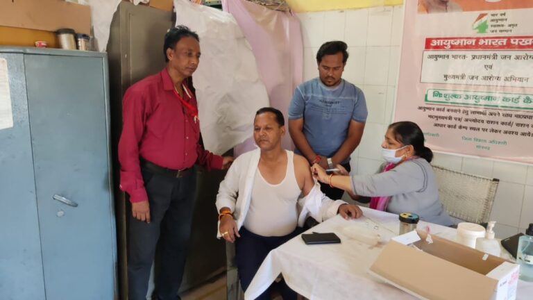 सेवा पखवाड़ा के तहत सामुदायिक स्वास्थ्य केंद दुद्धी पर लगा कोविड टीकाकरण स्टॉल।