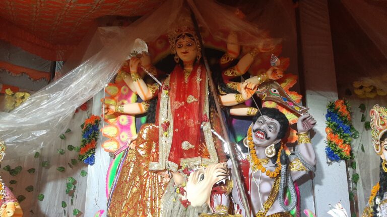 दुर्गा पण्डाल में उमड़ा श्रद्धालुओ का जन शैलाब