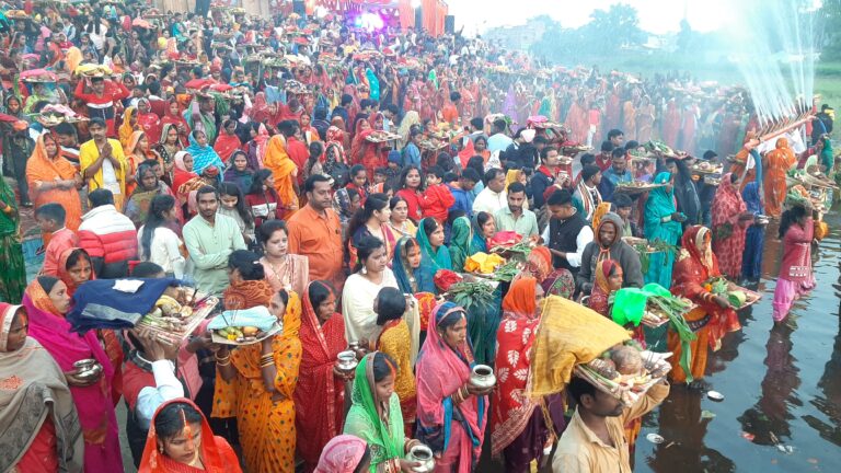 उदय मान सूर्य को अर्घ्य दे हुआ छठ महा पर्व का समापन