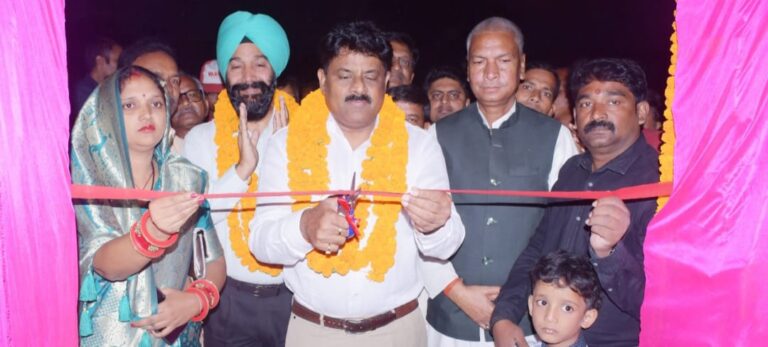 हिंडाल्को के सी.ओ.ओ एन.नागेश व ब्लाक प्रमुख मान सिंह गोड़ तथा ग्राम प्रधान ने सँयुक्त रूप से ओपेन जिम का उद्घाटन किया