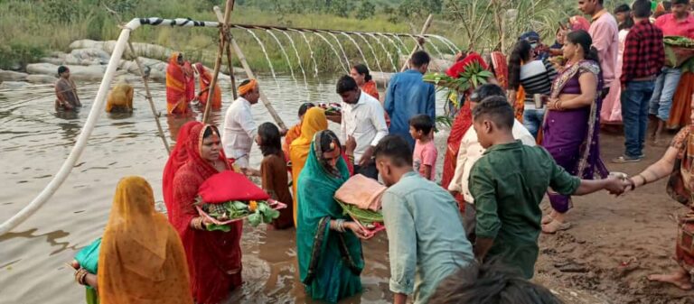 लिलासी : उगते सूर्य को अर्घ्य देकर, छठ व्रतधारियों ने किया व्रत समापन।