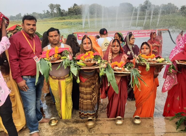 अस्त होते सूर्य को अर्घ दे शुरू हुई उपासना