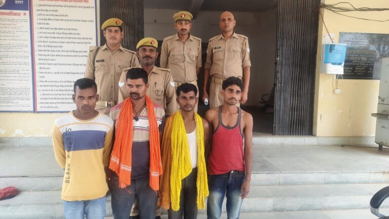 सोनभद्र : 14 पशुओं सहित दो पीकप और चार तस्कर गिरफ्तार।