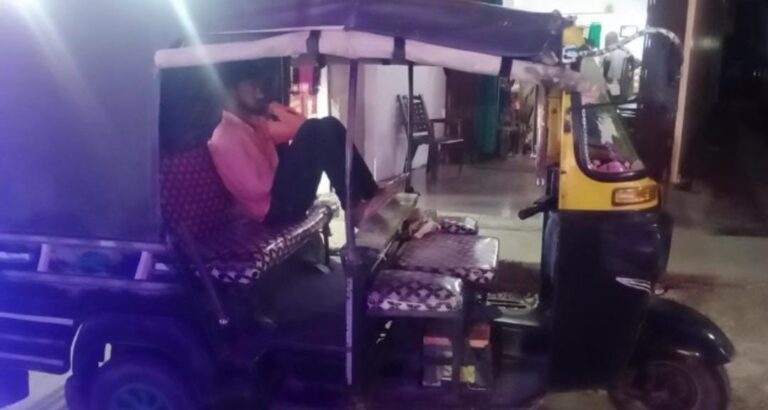 पेड़ से टकराने से बाइक सवार घायल।