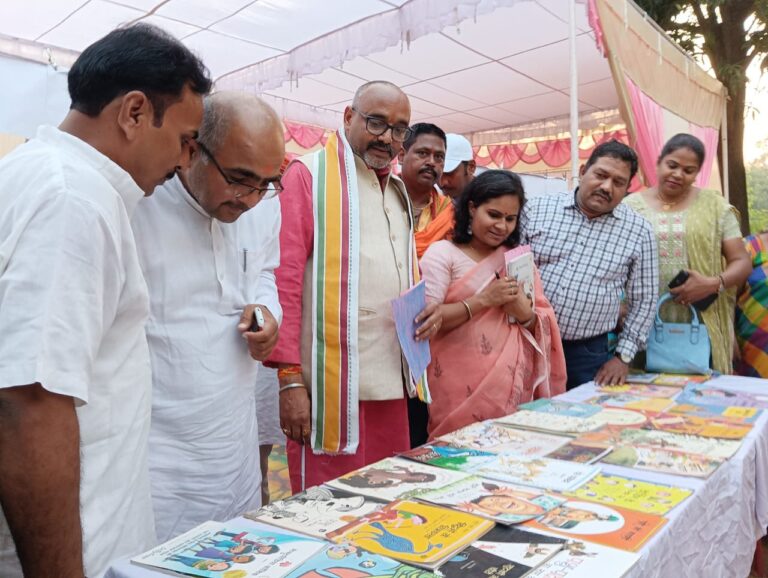 झोला पुस्तकालय मुहिम गली गली शिक्षा का अलख जगाने हेतु तत्पर।