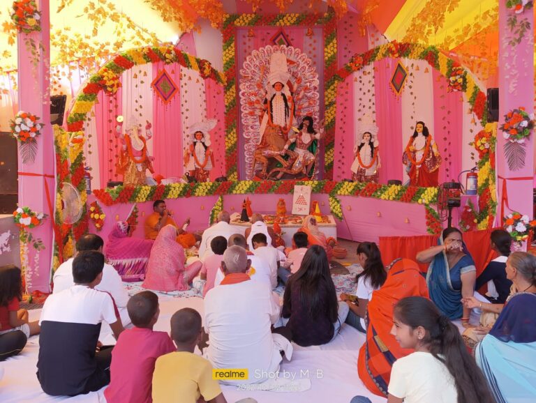 नवरात्रि के आठवें दिन श्रद्धालुओं का तांता।