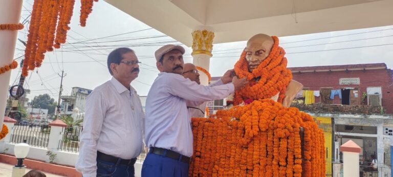 जौनपुर महात्मा गांधी के जन्मदिन पर जौनपुर लायंस क्लब “सूरज” ने किया रक्तदान।