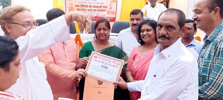 28 टी.बी. के मरीजो को लायंस क्लब जौनपुर “सूरज” ने लिया गोद।