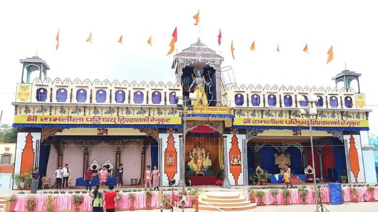 रेनुकूट हिण्डाल्को की रामलीला को देखने के लिये उमडाता है जन सैलाब।