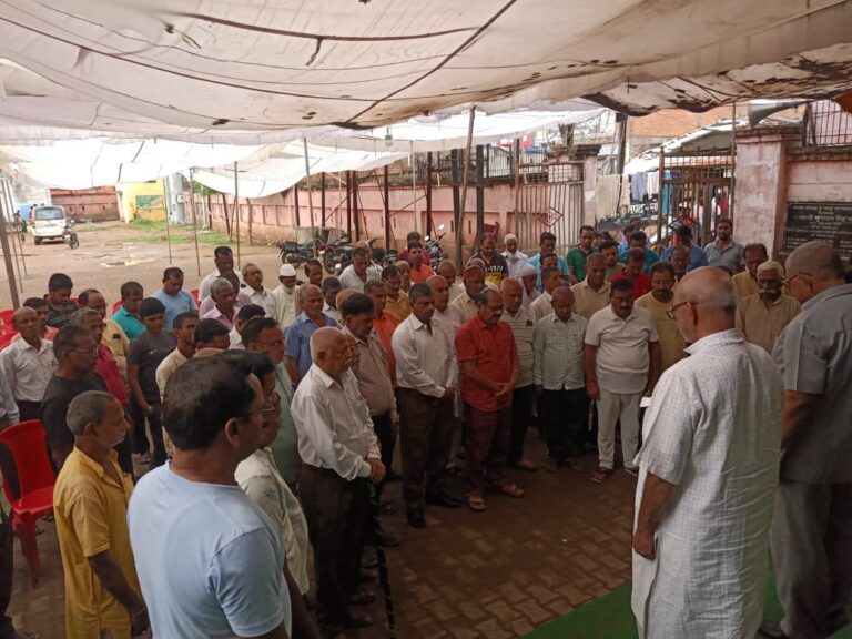 व्यापार मंडल अध्यक्ष मृदुभाषी अछैवर नाथ के निधन पर जिला उद्योग व्यापार मंडल द्वारा तहसील प्रांगण में शोक सभा हुआ।