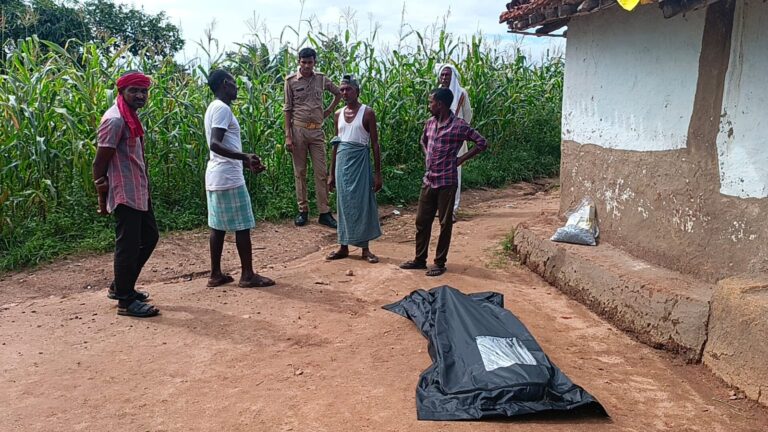 दुद्धी : रन्नू गांव में संदिग्ध परिस्थितियों में फांसी लगाकर एक युवक ने की आत्महत्या, परिजनों में कोहराम।