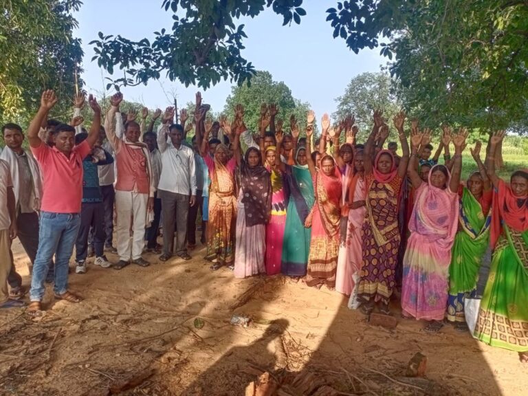 गैंगेस्टर में राजेश खरवार के खिलाफ कार्रवाई को लेकर नगवा के ग्रामीणों ने भाजपा प्रतिनिधि मंडल से की शिकायत।