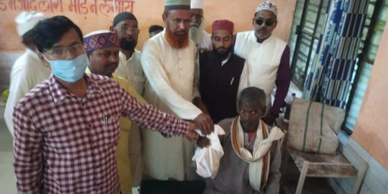 मोहम्मद साहब के जन्मदिन पर मरीज़ो में बांटे फल।