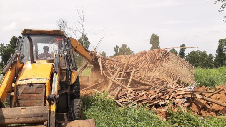 परनी गांव में अवैध कब्जे पर चला बुल्डोजर।