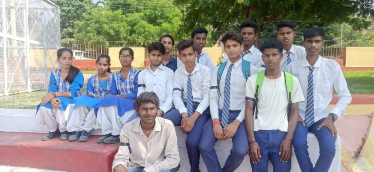 ओबरा इंटर कालेज को निजी हाथों में सौंपने के खिलाफ गांधी मैदान में धरना।