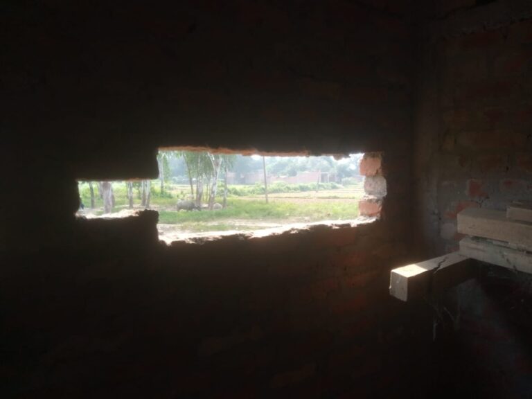 पक्का दिवाल तोड़ कर बाक्स सहित 25000रुपए की चोरी।