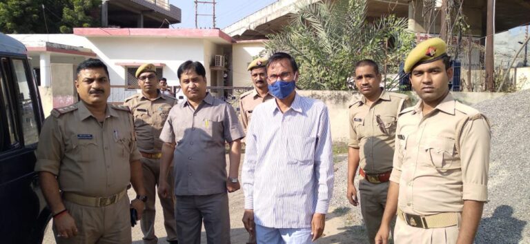 राबर्ट्सगंज पुलिस द्वारा भ्रष्टाचार मे संलिप्त 02 वांछित अभियुक्त को किया गया गिरफ्तार।