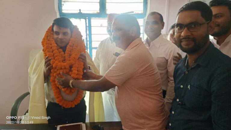 म्योरपुर उत्तर प्रदेशीय प्राथमिक शिक्षक संघ ने नवागंतुक खंड शिक्षा अधिकारी का किया सम्मान।