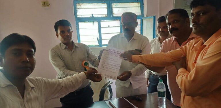 शिक्षको की पाँच सूत्रीय मांगो को लेकर खंड शिक्षा अधिकारी म्योरपुर को उत्तर प्रदेशीय प्राथमिक शिक्षक संघ की ब्लाक इकाई ने सौपा ज्ञापन।