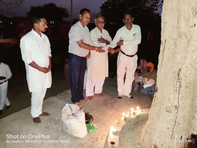 राष्ट्रीय स्वयंसेवक संघ ने मुसहर बस्ती में महाप्रसाद बाटे व मोमबत्ती जलाकर घरों को किया रौशन दलित मुसहर बस्ती में चेहरे पर बिखरे मुस्कान।
