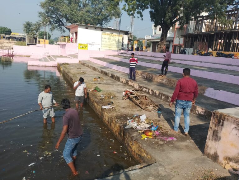 छठ महापर्व के पूर्व घाटों पर साफ सफाई की तैयारियां जोरों पर।