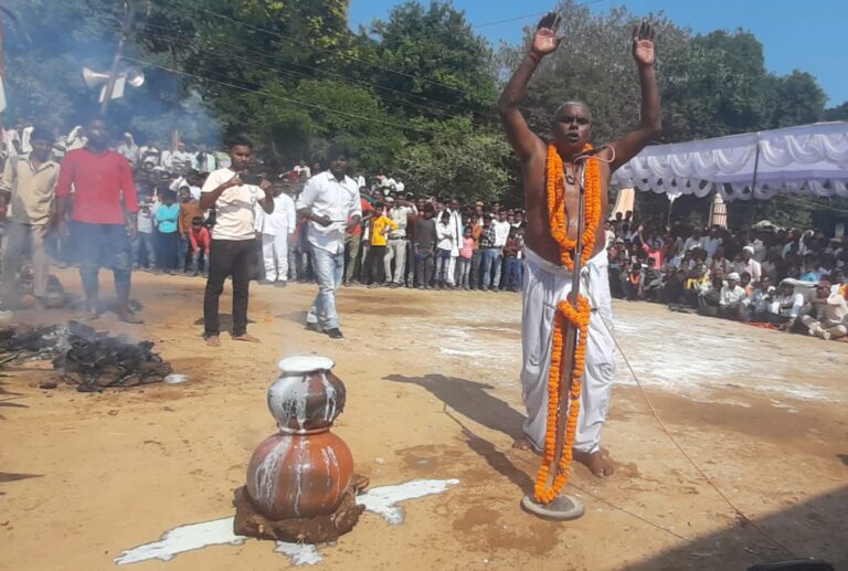 दुद्धी में गोवर्धन पूजा, उमड़ी भीड़।