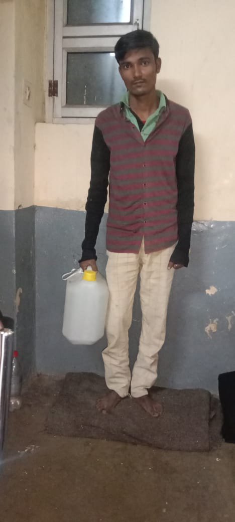 20 लीटर अवैध कच्ची शराब के साथ एक अभियुक्त गिरफ्तार।