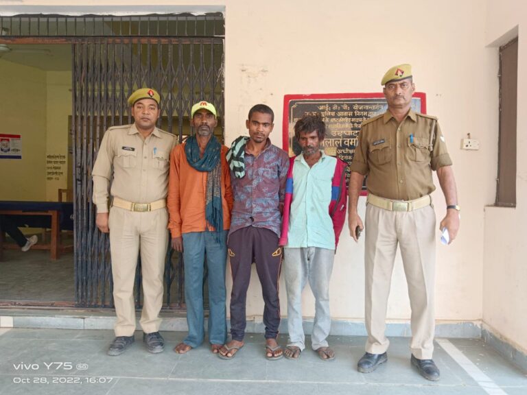 राबर्ट्सगंज पुलिस ने चोरी के समान के साथ 03 अभियुक्तों को किया गिरफ्तार।