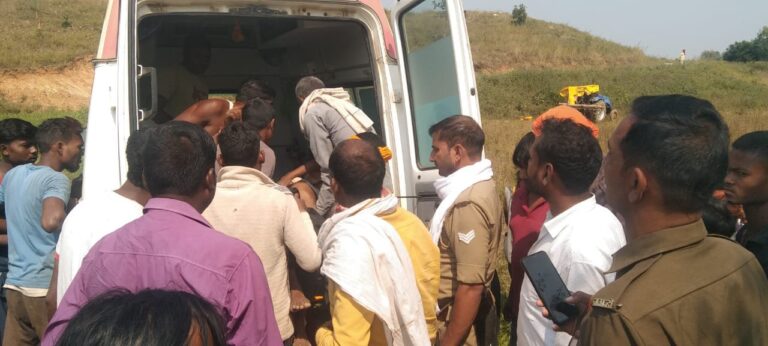 सोनभद्र – ट्रैक्टर पलटा एक की मौत, दो घायल।