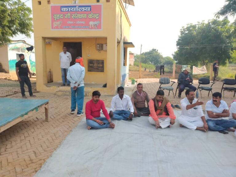 बृहद गौशाला चोपन में लगातार गायों के मरने से भाजपा मंडल अध्यक्ष और कार्यकर्ताओं ने धरना