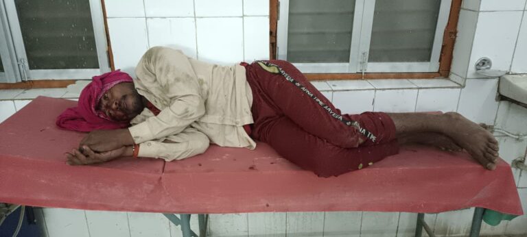 बाइक अनियंत्रित होकर गिरी, दो व्यक्ति घायल।