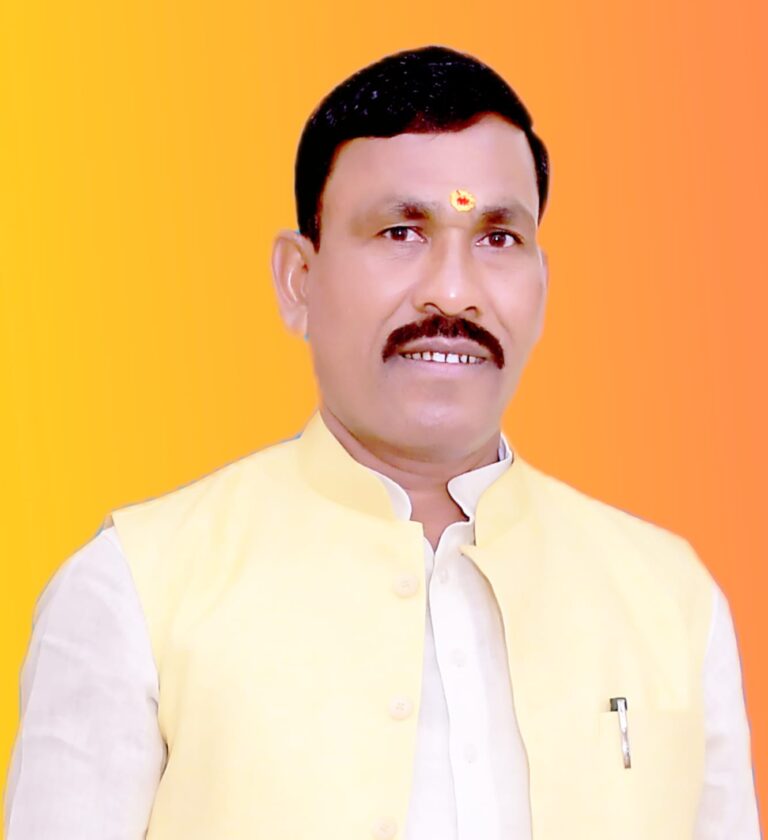 दुद्धी के 382 बूथ अध्यक्षों को विधायक अपने खर्च से देंगे रेडियो