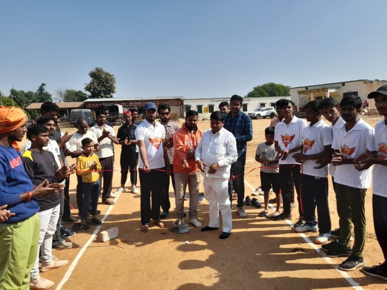 ब्लाक प्रमुख ने क्रिकेट टूर्नामेंट का किया उद्धघाटन