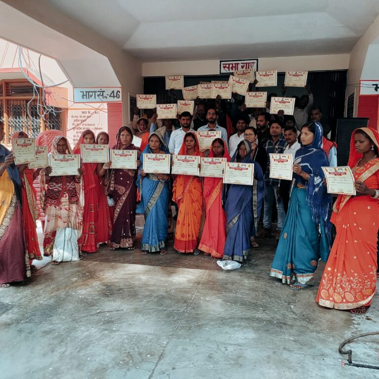 म्योरपुर : मुख्यमंत्री आवास लाभार्थियों को खंड विकास अधिकारी के अध्यक्षता में प्रमाण पत्र वितरित किए गए।