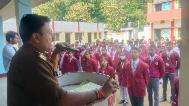 प्रभारी निरीक्षक ने बच्चो को पढ़ाया यातायात नियमो का पाठ