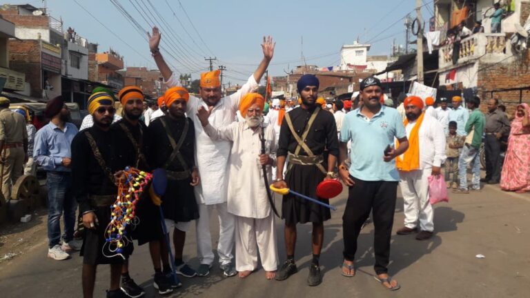 रेणुकूट में सिख समुदाय ने गुरुनानक जयंती से पहले निकाली नगर मे कीर्तन शोभायात्रा।