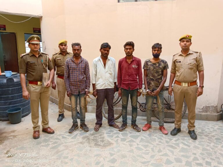 राबर्ट्सगंज पुलिस द्वारा चोरी के समान के साथ 04 अभियुक्तगण को किया गया गिरफ्तार।