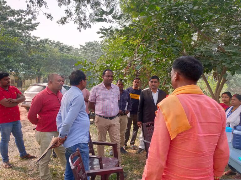 निजी कंपनी के अधिकारियों पर फर्जी तरीके से वोटर लिस्ट में नाम बढ़ाने का आरोप।