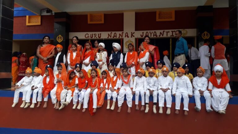 निर्मला कान्वेंट हाई स्कूल में गुरु नानक देव का जन्मोत्सव मनाया गया।