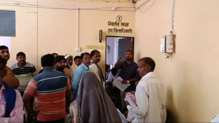 एसडीएम कार्यालय पहुँच दुद्धी नगर पंचायत वार्ड नं 7 के मतदाताओं ने मतदाता सूची से नाम हटाये जाने का जताया विरोध।