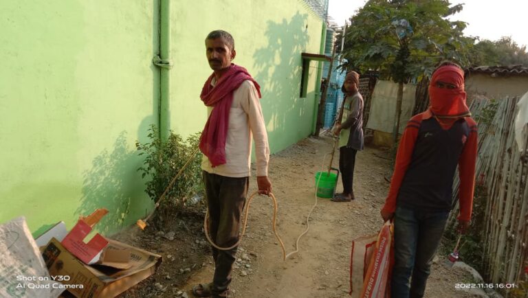 स्वास्थ्य विभाग द्वारा मच्छरों के प्रकोप के रोकथाम हेतु घर-घर जाकर दवा का छिड़काव किया गया।