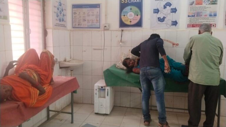 अनियंत्रित होकर टेंपो पलटने से पांच हुए घायल।