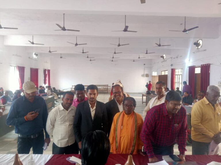 विस्थापितों से लेखपाल द्वारा अवैध वसूली के आरोप का मामला दोबारा पहुंचा संपूर्ण समाधान दिवस में लेखपाल के बर्खास्तगी की मांग हुई तेज।