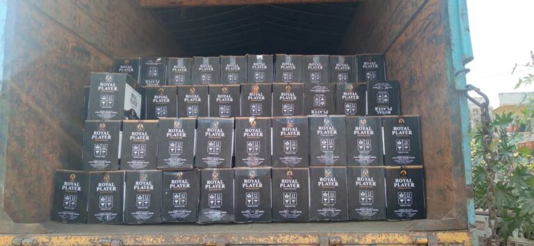 सोनभद्र : महीने भर में तीसरी बार अवैध शराब से भरी ट्रक सोनभद्र पुलिस ने पकड़ा, 900 पेटी अंग्रेजी शराब समेत ट्रक बरामद।