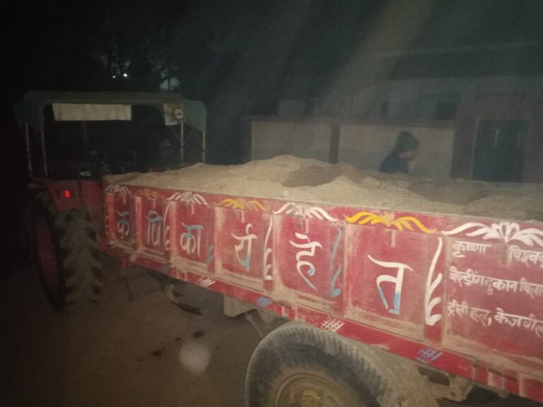सागोबांध : डीएफओ ने रात के अंधेरे में पांगन नदी से बालू लदा दो ट्रैक्टर पकड़ा।